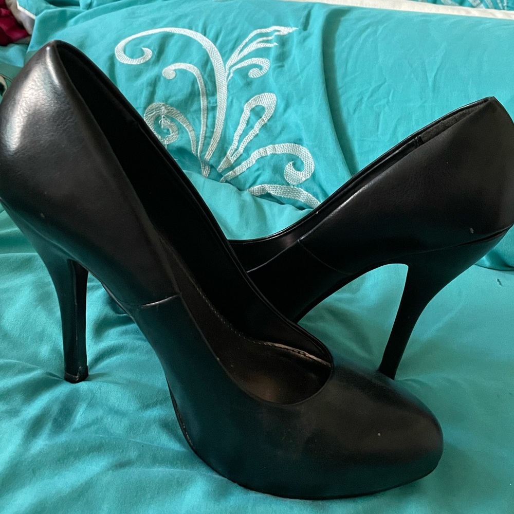 De Blossom Collection Black Pump Heels (Used)